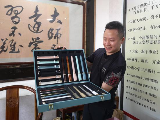 过万款窗帘布艺、窗饰导轨配件、酒店用品等家纺产品吸引全国各地的采购商前来选购。
