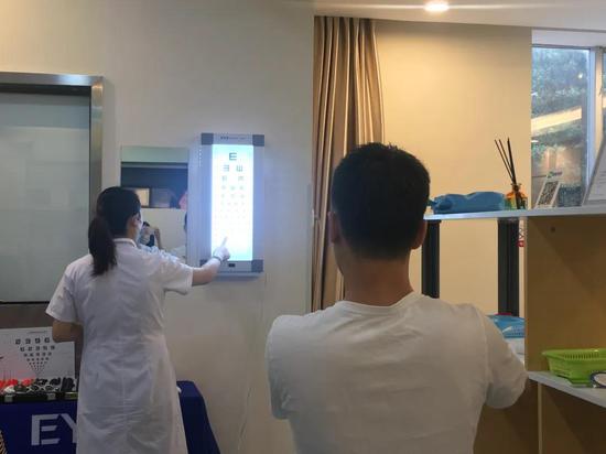 图|小罗术后裸眼视力检查达到1.0