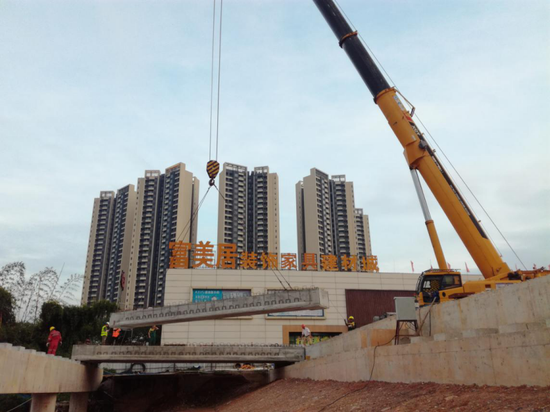白云大道一期工程关键性工程白云坑桥,正在吊装空心板梁,12月中旬将建成放行。