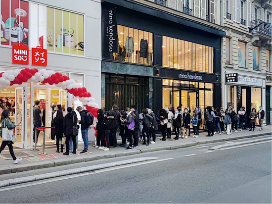 名创优品法国巴黎首店开业,位于老佛爷百货旁边