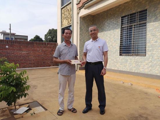 帮扶单位领导慰问青桐村贫困户,为他们送上慰问金及生活用品