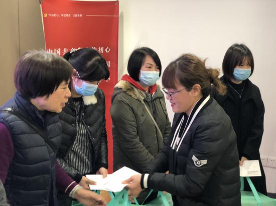 商会成员为“姊妹们”派发礼品