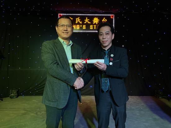 广东省杂技家协会驻会副主席兼秘书长燕列松向翁达智颁发证书