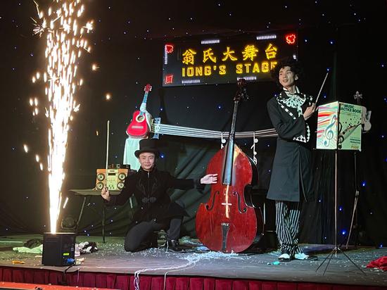 翁达智爱徒在翁氏魔术馆乔迁庆典上倾情表演