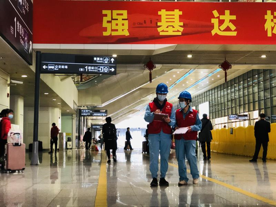 1月27日,南方电网广东佛山南海供电局罗村供电所结合佛山西站设备特点“量身制定”保供电专属方案,设立春运保供电工作小组对佛山西站开展保供电特巡。王宁坤 摄