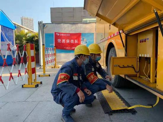 　　南方电网广东广州供电局组织工作人员对广州南站等交通枢纽开展专项用电检查，助力保障春运平稳有序。