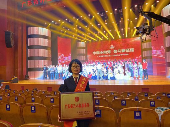 第三检察部副主任蓬桂梅出席广东省妇女联合会主办的广东各界妇女纪念“三八”国际妇女节111周年活动,并代表顺德区检察院第三检察部接受颁奖。顺德区检察院供图