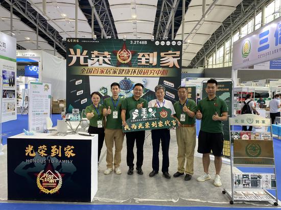 广东省室内环境卫生行业协会会长顾士明(右三)参观光荣到家(广东)有限公司展位