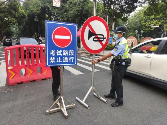 在考点周围,南海交警部门加强考点周边路段的防疫和交通管理。