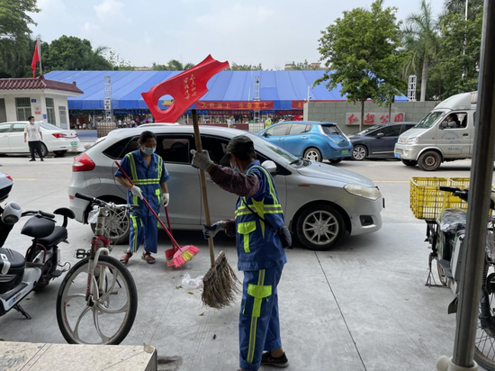 环卫工人清扫路面