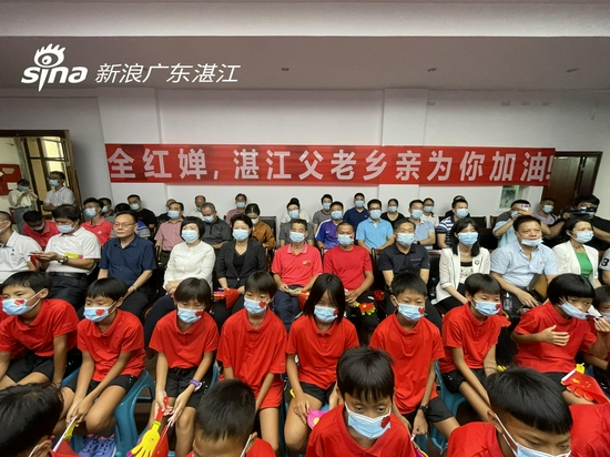 湛江父老乡亲组团观看全红婵比赛