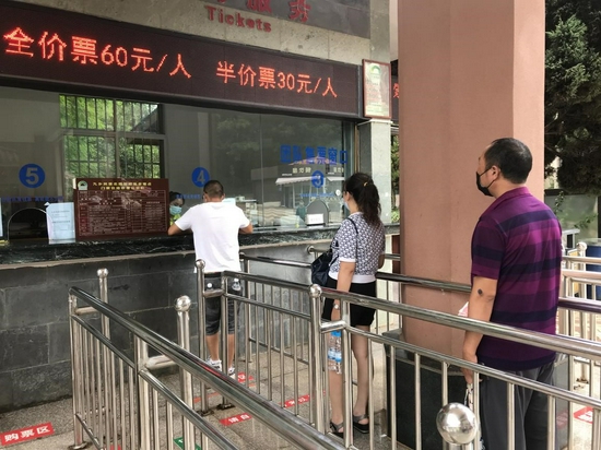 宜良九乡旅游区叠虹桥景区购票处落实1米安全线