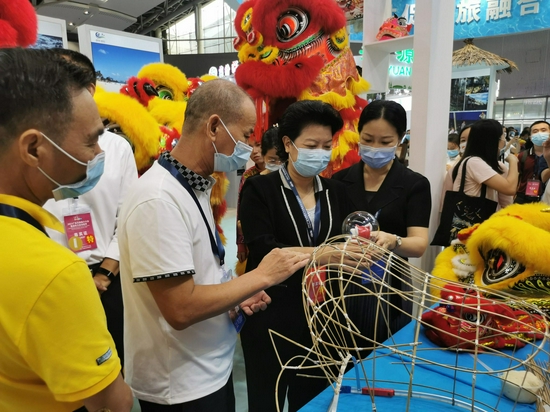 副市长崔青到湛江展台巡展