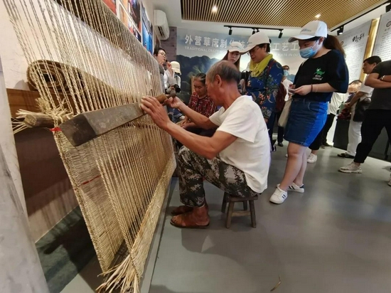 采风团在始兴外营村体验非遗项目外营草席制作 张玮岚 摄