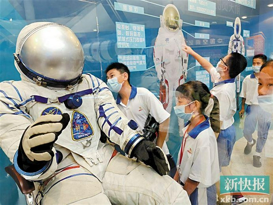 小朋友们仔细观察航天服