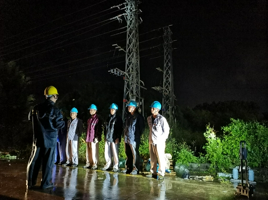 　　受台风“狮子山”影响，茂名电白低压线路发生故障，南方电网广东茂名供电局连夜集结抢修队伍。廖世峰 摄
