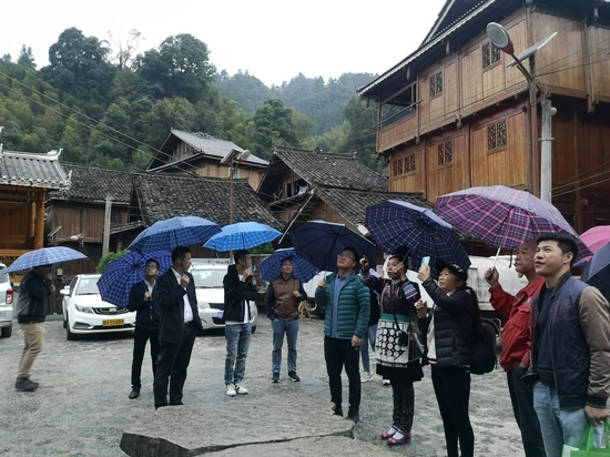 调研组在从江县高增乡占里村走访考察(钟泽诗摄)