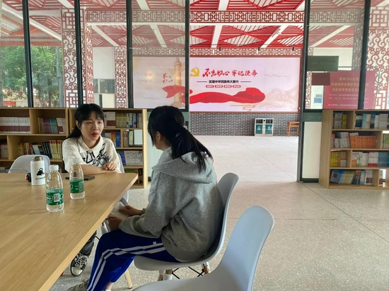 心理治疗师为学生提供心理咨询服务