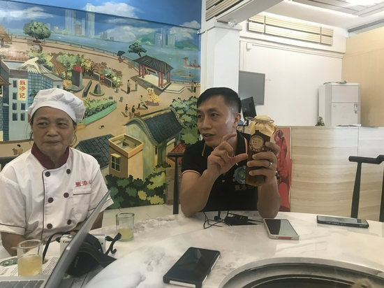 何超文（右）和母亲李意好接受采访