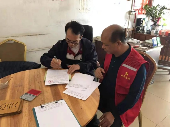 　　联新社区第一经济社社长张仕连主动发挥带头作用，对身边村民进行表决事项解释答疑，最终获得村民支持。