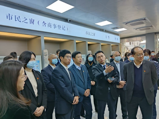 出席领导、嘉宾正在了解服务区设备
