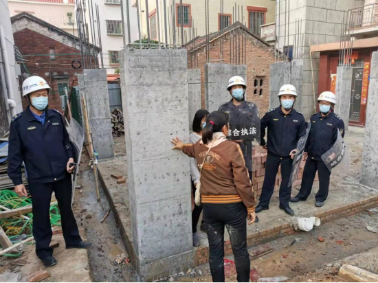 执法人员正对相关当事人进行宣传教育