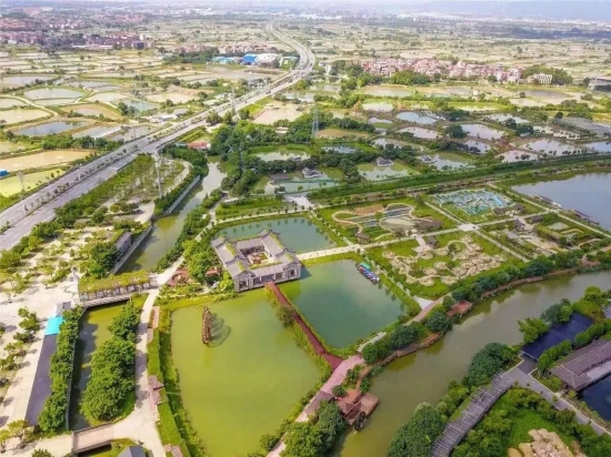 西樵山南桑基鱼塘湿地片区作为珠三角地区面积最大、保存最为完整的桑基鱼塘,曾推动海上丝绸之路的繁荣,形成“池埂种桑、桑叶养蚕、蚕茧缫丝、蚕沙养鱼、鱼粪肥桑”的完整生态循环系统,被联合国教科文组织评为“世间少有美景,良性循环典范”示范区。
