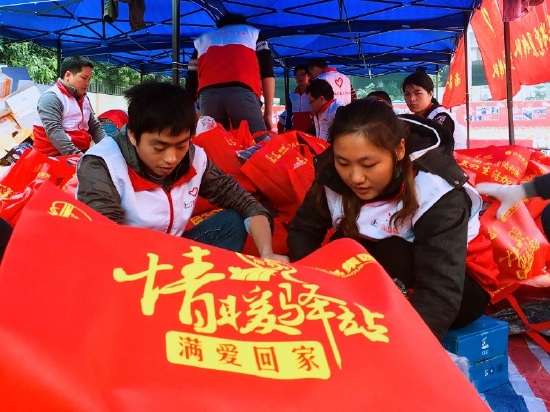 曾经在情暖驿站做志愿者的王富忠和妻子朱红霞