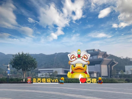 12米的B·Duck小黄鸭“游”进听音湖。