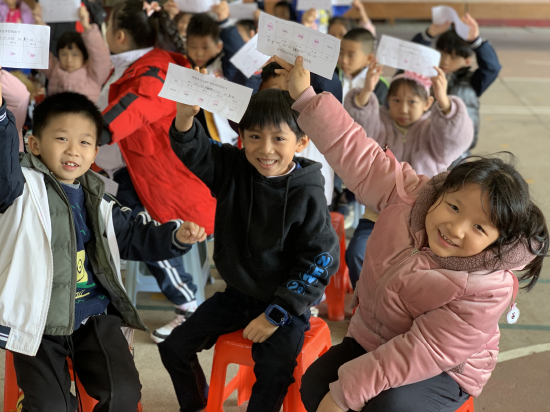 图2 勒流中心小学同学们游园闯关