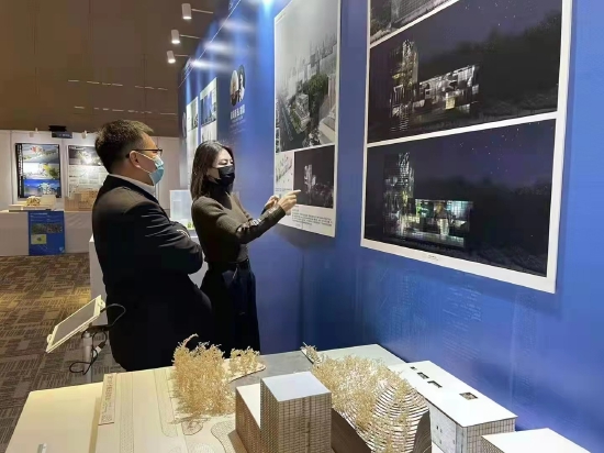 本次变电站设计竞赛,“专业组”共评选出15个竞赛优胜设计团队,“公众组”共评选出59个获奖作品。图为作品展示现场,嘉宾正在参观作品。