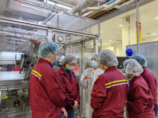 黄埔区市场监管局工作人员对高露洁公司牙膏车间升级改造作现场帮扶指导。