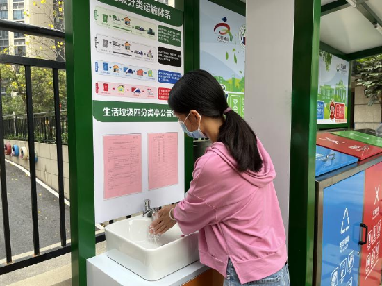 居民在投放垃圾后洗手