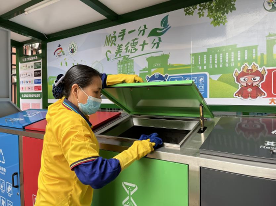 小区阿姨在清洁生活垃圾四分类亭