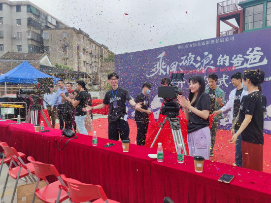 领导嘉宾为影片《乘风破浪的爸爸》开机