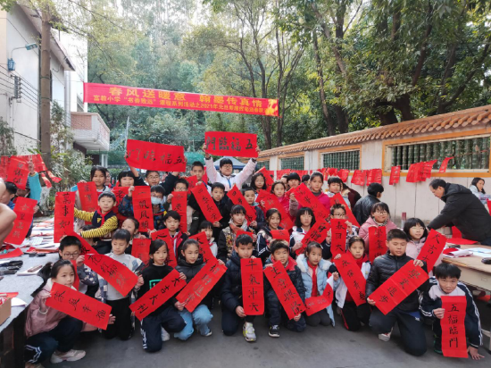富教小学开展“书传年祝福”书法活动