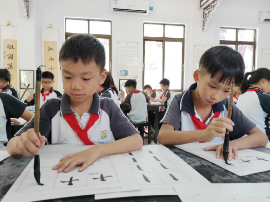 孩子们在课堂上练习书法