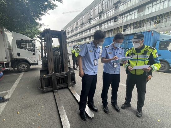 执法人员正核查叉车