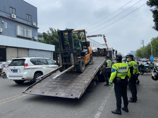 执法人员正扣押违规叉车