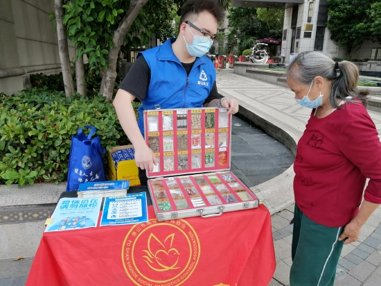 社工向居民展示仿真毒品