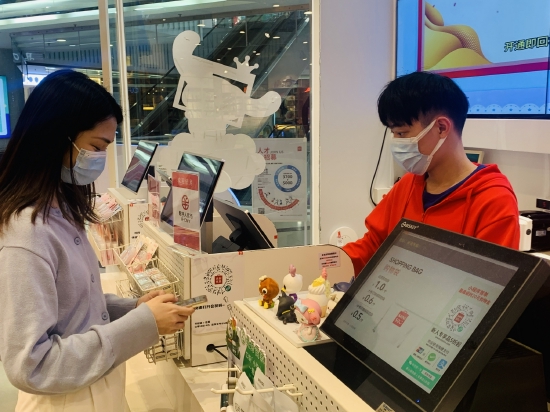 名创优品正佳广场店正使用数字人民币为客户结算