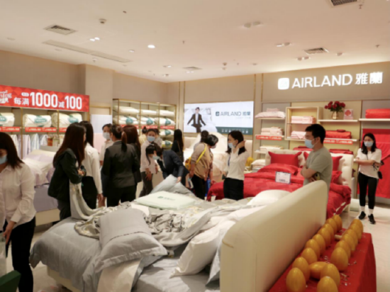 活动吸引众多客户到店选购互动