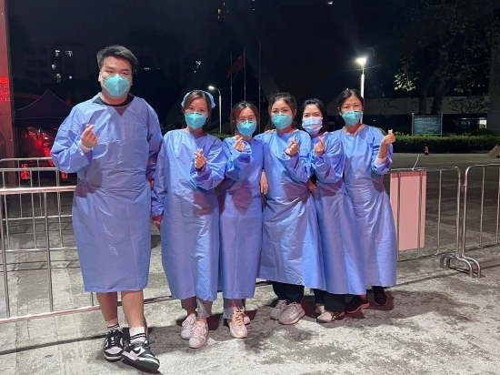 晚上9点核酸检测任务完成，志愿者合影留念