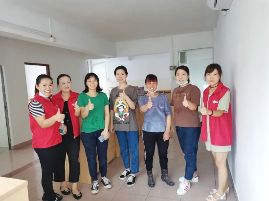家委会自发采购绿植、墙纸、摆饰装点宿舍