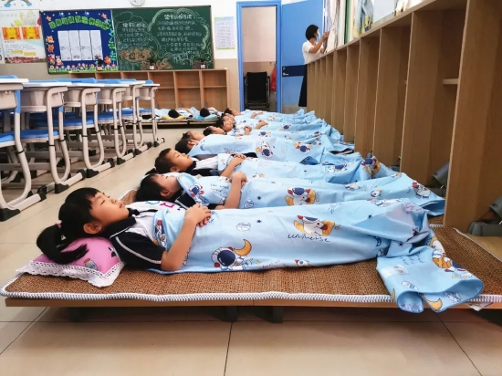 孩子们在享受舒心午休