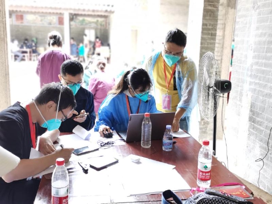 上图：工作人员争分夺秒核查重点人员数据