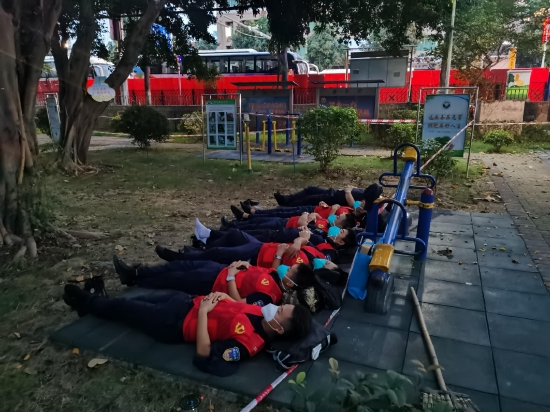 上图：一天扫楼结束后，累极的队员躺在地面短暂休息