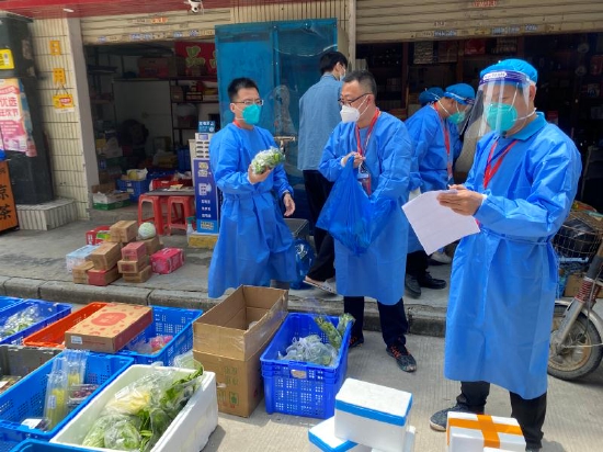 上图：队员协助居民分装团购食品