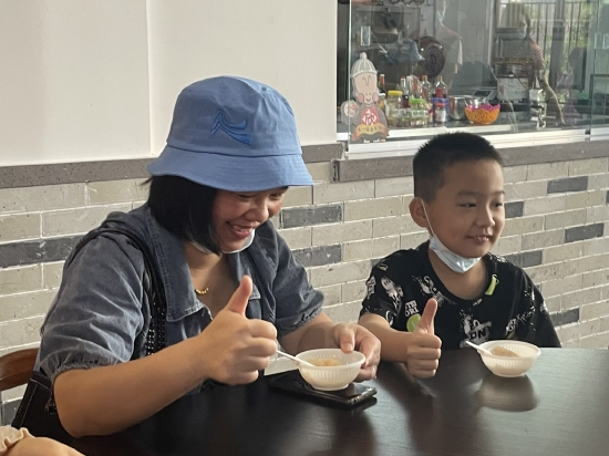 市民为美味的鱼皮角点赞