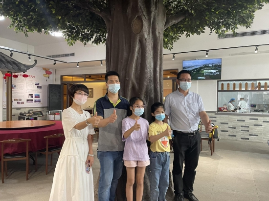 周文标和家长一起为顺德非遗文化点赞